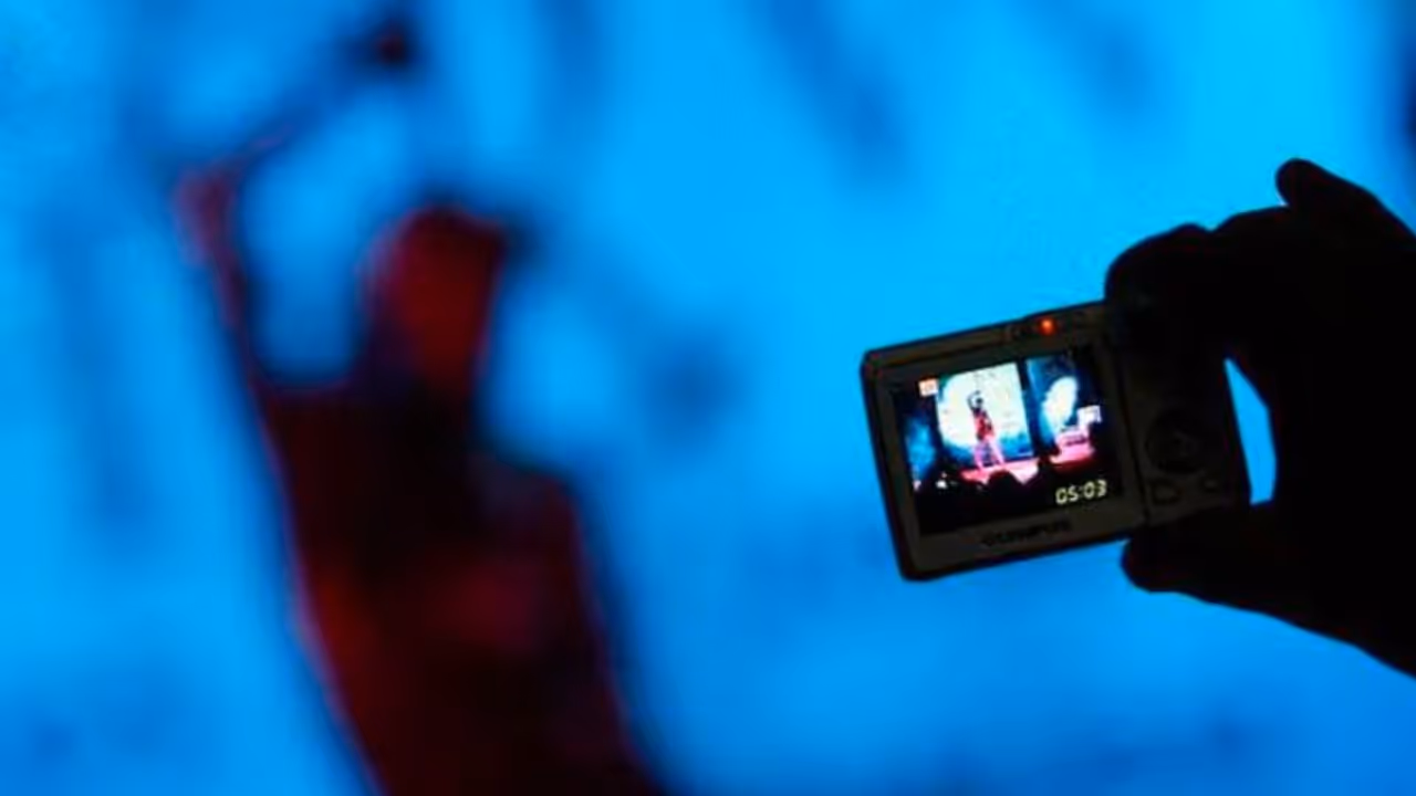 ఏసీ, గీజర్ మెకానిక్ తో వచ్చి, రహస్య కెమెరాలు... ఫొటోలు, వీడియోలు తీసి బ్లాక్ మెయిలింగ్... ఏసీ, గీజర్ మెకానిక్ తో వచ్చి, రహస్య కెమెరాలు... ఫొటోలు, వీడియోలు తీసి బ్లాక్ మెయిలింగ్...