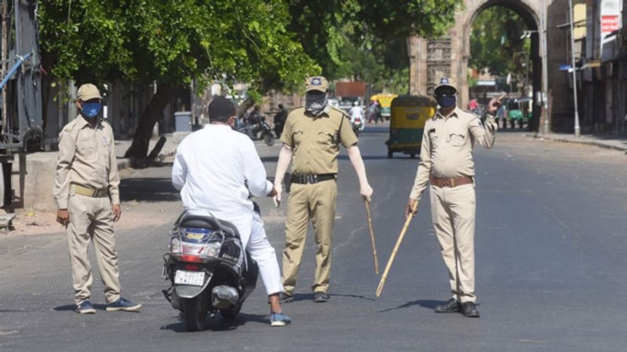 राजस्थान के डूंगरपुर जिले में Corona से दहशत: लगाया गया कर्फ्यू, दूध और दवा की दुकानें भी बंद..तैनात पुलिस राजस्थान के डूंगरपुर जिले में Corona से दहशत: लगाया गया कर्फ्यू, दूध और दवा की दुकानें भी बंद..तैनात पुलिस