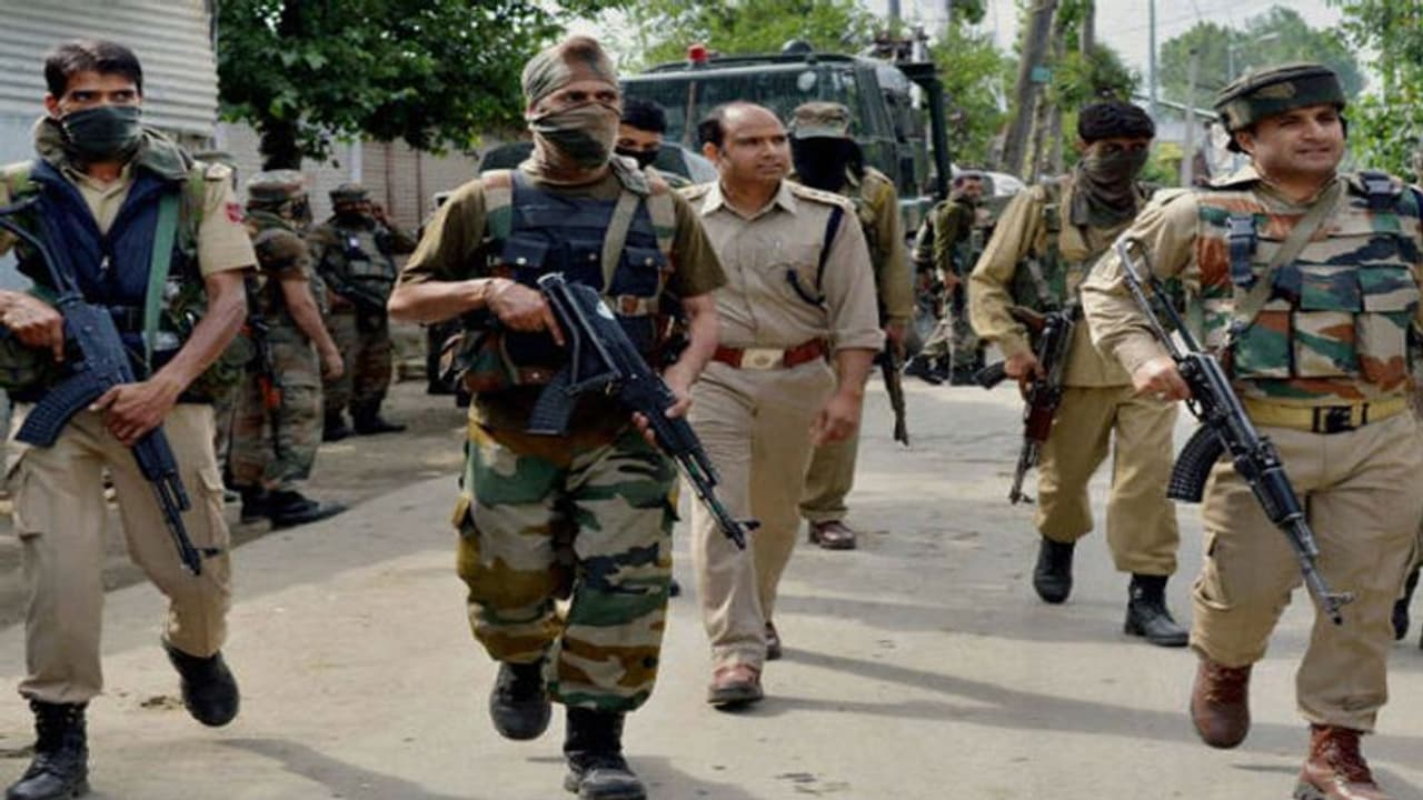 6 दिसम्बर को 'शौर्य दिवस' मनाएंगे हिन्दू संगठन, कृष्ण के धाम मथुरा में तैनात किया गया भारी पुलिस फोर्स 6 दिसम्बर को 'शौर्य दिवस' मनाएंगे हिन्दू संगठन, कृष्ण के धाम मथुरा में तैनात किया गया भारी पुलिस फोर्स