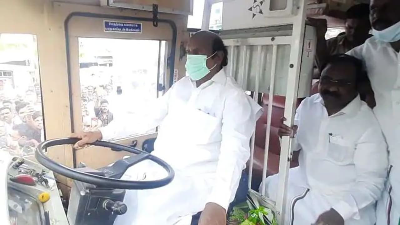 பழைய ஞாபகத்தில் பஸ் ஓட்டிய முக்கிய அமைச்சர்..! பதறிப்போன தொண்டர்கள்..! பழைய ஞாபகத்தில் பஸ் ஓட்டிய முக்கிய அமைச்சர்..! பதறிப்போன தொண்டர்கள்..!