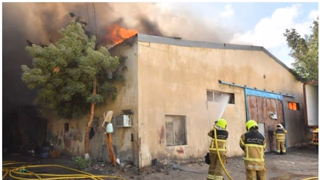 Fire : ദുബൈയില് രണ്ട് വെയര്ഹൗസുകളില് വന് തീപിടിത്തം Fire : ദുബൈയില് രണ്ട് വെയര്ഹൗസുകളില് വന് തീപിടിത്തം