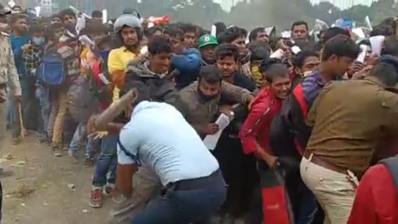 Murshidabad: চাকরির ফর্ম জমা দিতে গিয়ে পুলিশের লাঠি, বহরমপুরের ঘটনায় হতবাক বেকার যুবকরা Murshidabad: চাকরির ফর্ম জমা দিতে গিয়ে পুলিশের লাঠি, বহরমপুরের ঘটনায় হতবাক বেকার যুবকরা