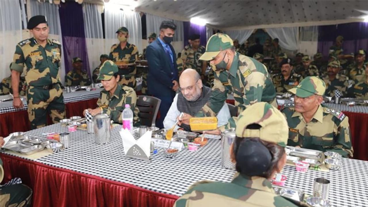 Amit Shah : 100 ദിവസം കുടുംബത്തോടൊപ്പം ചെലവിടാൻ സൈനികര്ക്ക് അവസരം ഒരുക്കുമെന്ന് അമിത് ഷാ Amit Shah : 100 ദിവസം കുടുംബത്തോടൊപ്പം ചെലവിടാൻ സൈനികര്ക്ക് അവസരം ഒരുക്കുമെന്ന് അമിത് ഷാ