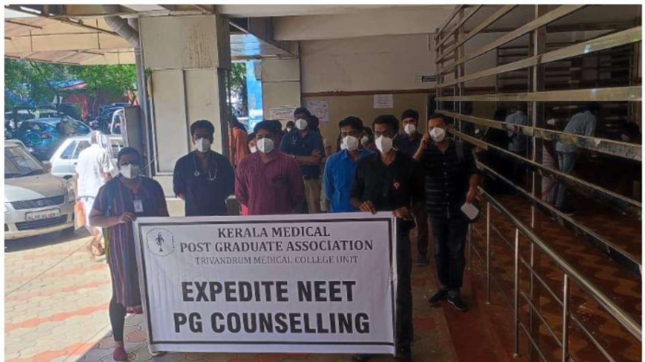 Medical College : പിജി അലോട്ട്മെന്റ്; പി ജി ഡോക്ടർമാരുടെ അനിശ്ചിതകാല ഒ പി ബഹിഷ്കരണ സമരം തുടരുന്നു Medical College : പിജി അലോട്ട്മെന്റ്; പി ജി ഡോക്ടർമാരുടെ അനിശ്ചിതകാല ഒ പി ബഹിഷ്കരണ സമരം തുടരുന്നു