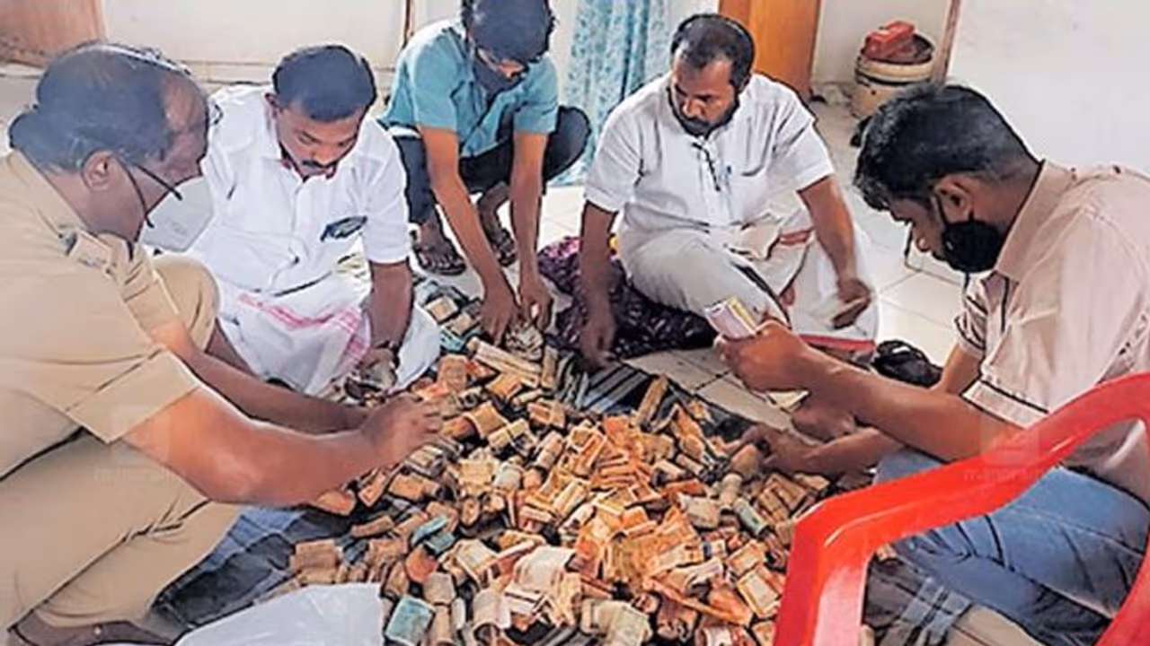 ആലുവയില് മരണപ്പെട്ട ഭിക്ഷാടകയുടെ മുറി പരിശോധിച്ച പൊലീസും നാട്ടുകാരും ഞെട്ടി.! ആലുവയില് മരണപ്പെട്ട ഭിക്ഷാടകയുടെ മുറി പരിശോധിച്ച പൊലീസും നാട്ടുകാരും ഞെട്ടി.!