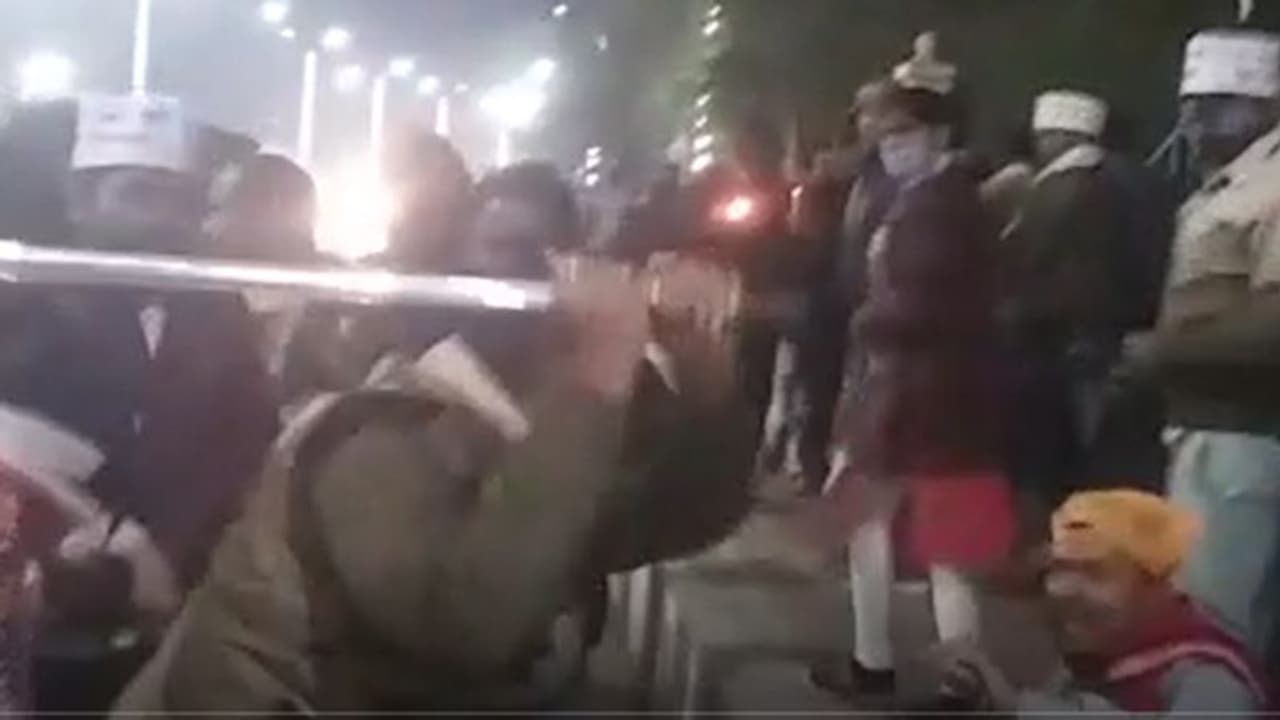 शिक्षक भर्ती के लिए प्रदर्शन कर रहे छात्रों पर लाठीचार्ज, अखिलेश बोले, 'युवा कहे आज का, नहीं चाहिए भाजपा' शिक्षक भर्ती के लिए प्रदर्शन कर रहे छात्रों पर लाठीचार्ज, अखिलेश बोले, 'युवा कहे आज का, नहीं चाहिए भाजपा'