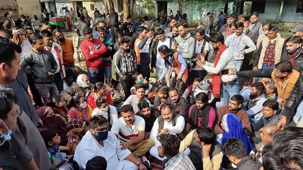 रेनू शर्मा की मौत का मामला गरमाया, दूसरे जिले के डॉक्टर से पोस्टमार्टम कराने की मांग रेनू शर्मा की मौत का मामला गरमाया, दूसरे जिले के डॉक्टर से पोस्टमार्टम कराने की मांग