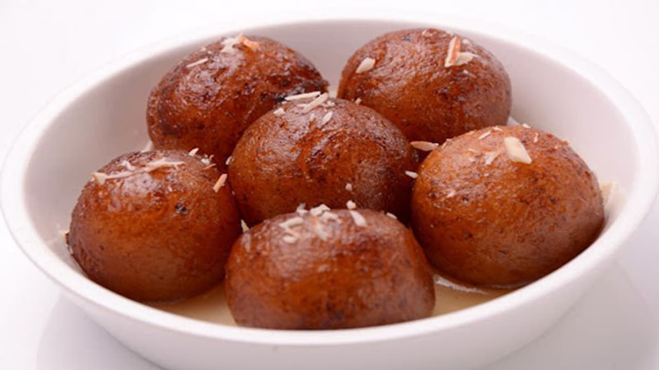 Kitchen Tips: हलवाई की मिठाई को फेल कर देगा ये गुलाब जामुन, मावा नहीं प्याज के साथ पड़ी इस चीज का होता है यूज