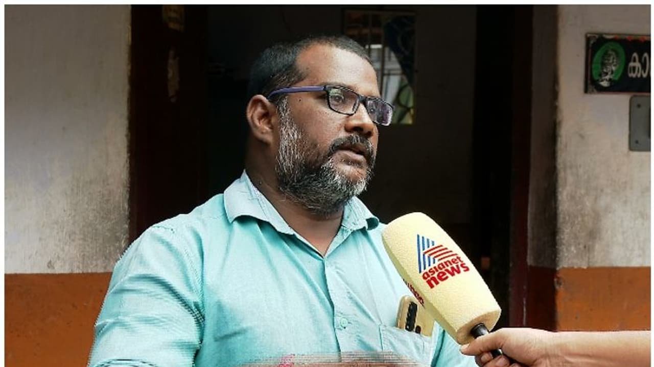 ബിജെപി വിട്ടതിലെ വിരോധം, ശബരിമലയ്ക്ക് പോകാനുള്ള ചടങ്ങുകളില് നിന്ന് വിലക്കി, പരാതിയുമായി യുവാവ് ബിജെപി വിട്ടതിലെ വിരോധം, ശബരിമലയ്ക്ക് പോകാനുള്ള ചടങ്ങുകളില് നിന്ന് വിലക്കി, പരാതിയുമായി യുവാവ്