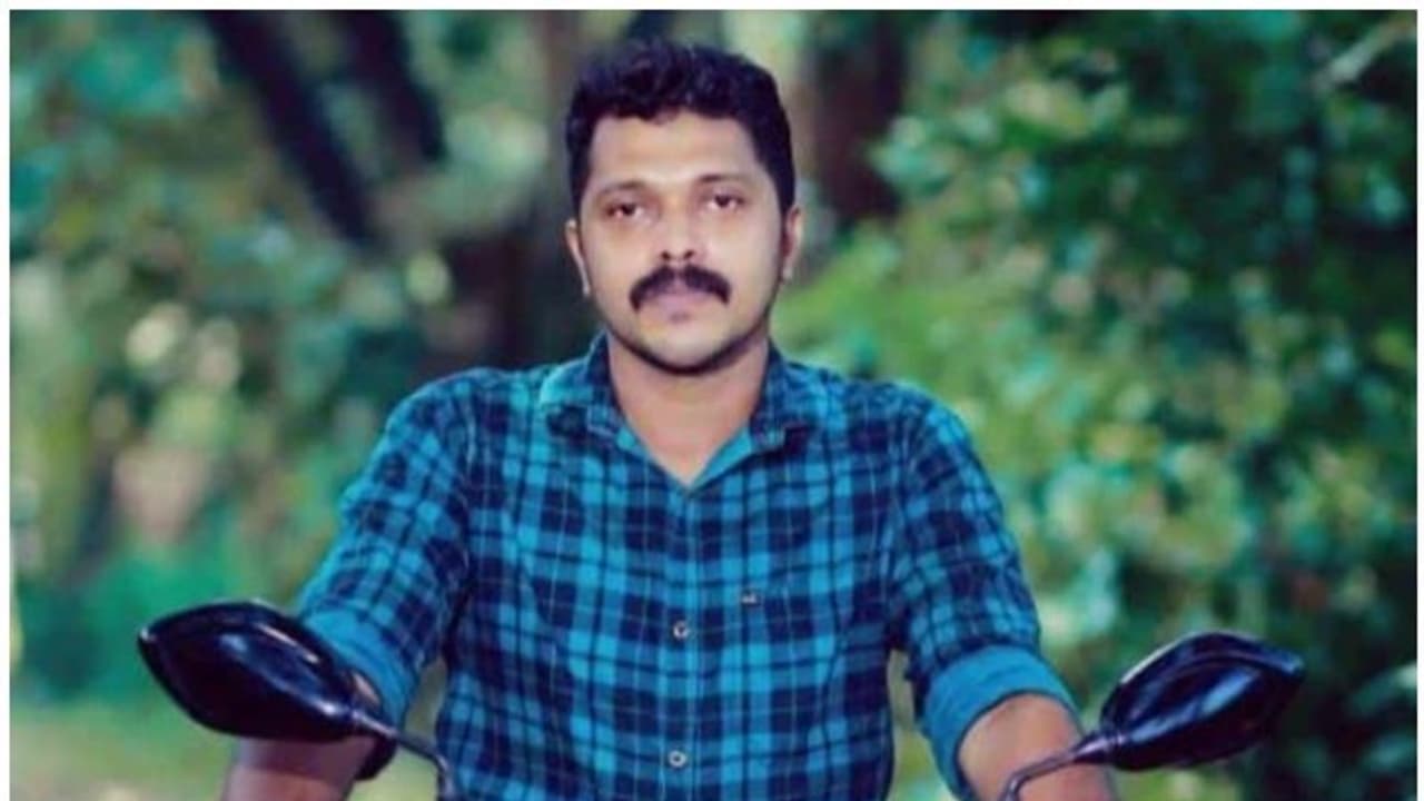 വിവാഹ ദിവസം കാസര്കോട് പൊലീസുകാരന് തൂങ്ങിമരിച്ച നിലയില് വിവാഹ ദിവസം കാസര്കോട് പൊലീസുകാരന് തൂങ്ങിമരിച്ച നിലയില്