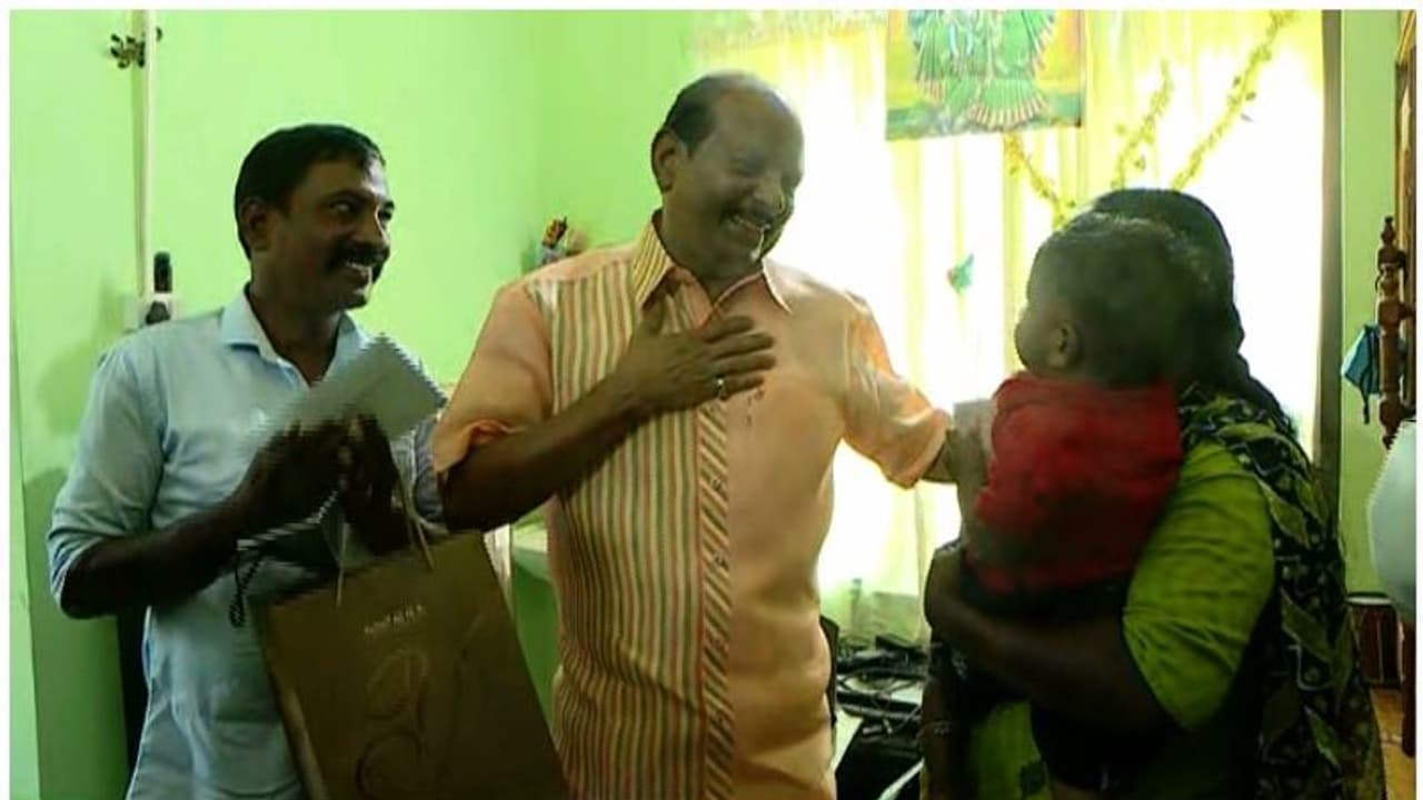 Yusuff Ali : ഹെലികോപ്റ്റര് അപകടം; പ്രാഥമിക ശുശ്രൂഷ നല്കിയ ബിജിക്ക് നന്ദിയറിയിച്ച് എംഎ യൂസഫലി, വീട്ടിലെത്തി Yusuff Ali : ഹെലികോപ്റ്റര് അപകടം; പ്രാഥമിക ശുശ്രൂഷ നല്കിയ ബിജിക്ക് നന്ദിയറിയിച്ച് എംഎ യൂസഫലി, വീട്ടിലെത്തി