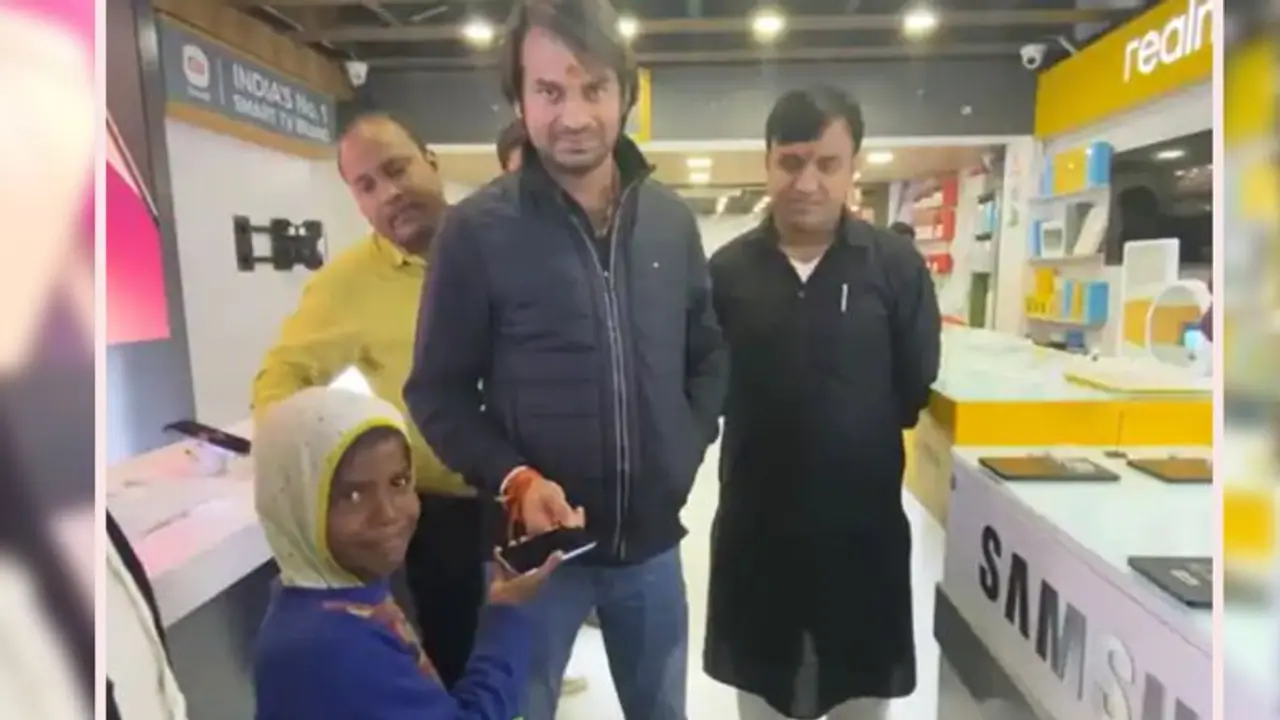 गजब कर दिए लालू के लाल: Tej Pratap ने फुटपाथ पर गरीब बच्ची को गिफ्ट किया 50 हजार का I Phone..ये रही वजह
