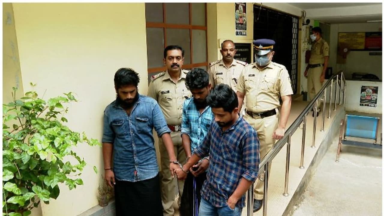 പച്ചക്കറി ഏജന്റിനെ കൊള്ളയടിച്ച സംഭവം; മുഴുവന് പ്രതികളും പിടിയില്, 10 ലക്ഷം രൂപയും കണ്ടെടുത്തു പച്ചക്കറി ഏജന്റിനെ കൊള്ളയടിച്ച സംഭവം; മുഴുവന് പ്രതികളും പിടിയില്, 10 ലക്ഷം രൂപയും കണ്ടെടുത്തു