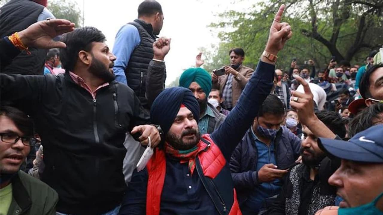 गजब कर दिए गुरु: सीएम केजरीवाल के घर के सामने धरने पर बैठे सिद्धू, बोले जरा बाहर तो आइए मुख्य़मंत्री जी!