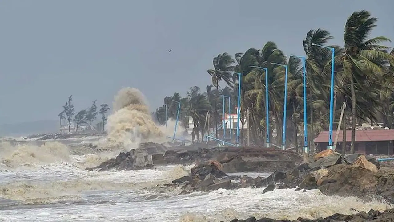 அச்சுறுத்தும் புயல்..! நாளை தொடங்குகிறது கன மழை..! தமிழ்நாட்டிற்கு ஆரஞ்சு அலர்ட் வெளியிட்ட வானிலை மையம் அச்சுறுத்தும் புயல்..! நாளை தொடங்குகிறது கன மழை..! தமிழ்நாட்டிற்கு ஆரஞ்சு அலர்ட் வெளியிட்ட வானிலை மையம்