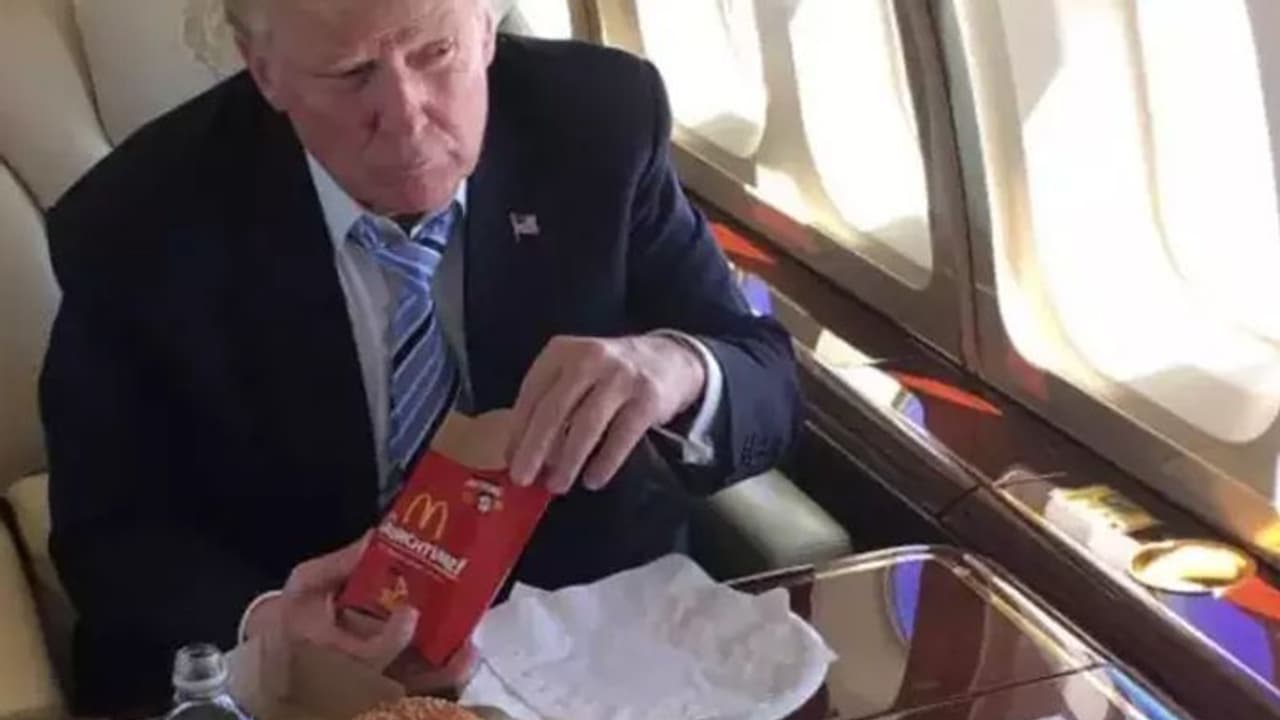 Shocking: Donald Trump कोविड संक्रमित होने पर हॉस्पिटल में हुए थे भर्ती, तब मैकडॉनल्ड्स से मंगाते थे खाना Shocking: Donald Trump कोविड संक्रमित होने पर हॉस्पिटल में हुए थे भर्ती, तब मैकडॉनल्ड्स से मंगाते थे खाना