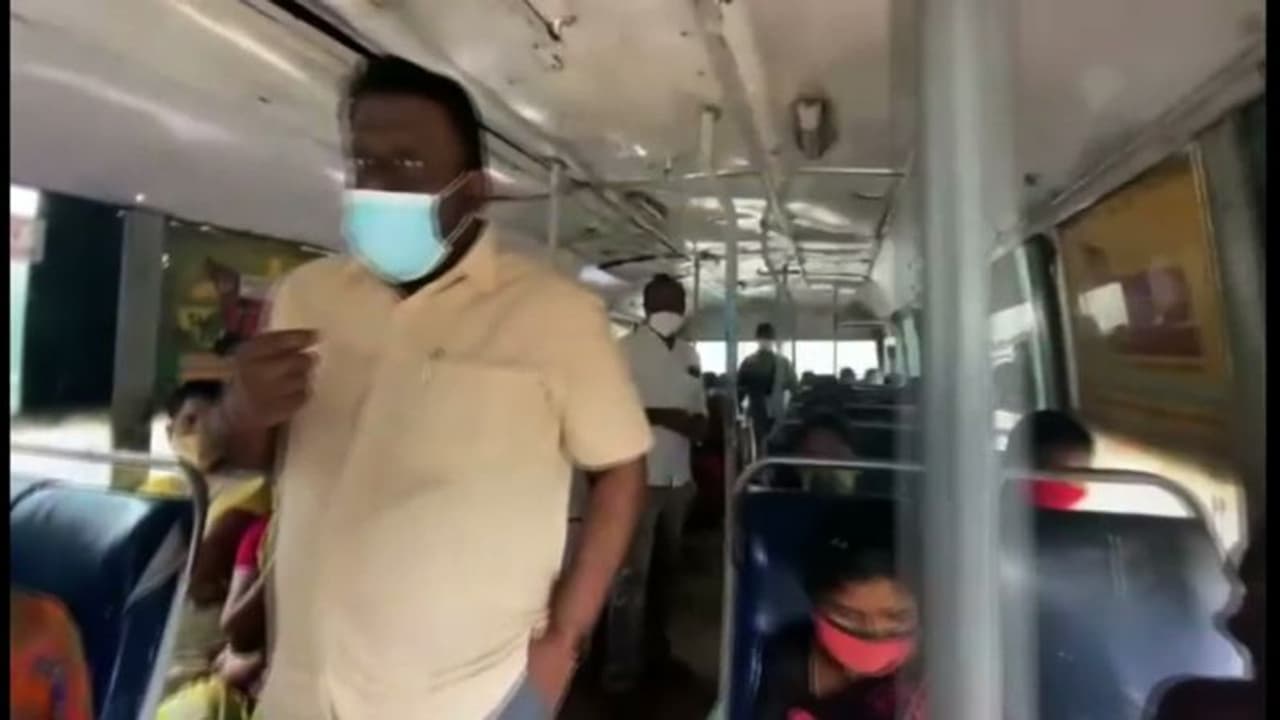 Covid 19 : മാസ്ക്കില്ലാത്തവരും വാക്സീനെടുക്കാത്തവരെയും കണ്ടെത്താൻ നേരിട്ടിറങ്ങി കളക്ടർ Covid 19 : മാസ്ക്കില്ലാത്തവരും വാക്സീനെടുക്കാത്തവരെയും കണ്ടെത്താൻ നേരിട്ടിറങ്ങി കളക്ടർ