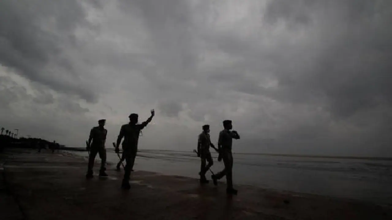Cyclone Jawad Update: ঝোড়ো বৃষ্টি শুরু ওডিশায়, খাঁ খাঁ করছে পুরীর সমুদ্র সৈকত Cyclone Jawad Update: ঝোড়ো বৃষ্টি শুরু ওডিশায়, খাঁ খাঁ করছে পুরীর সমুদ্র সৈকত