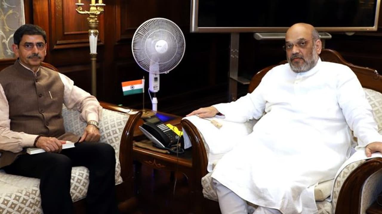 தமிழக அரசு ஆளுநர் இடையே முற்றிய மோதல்...? அமித்ஷாவை சந்திக்க அவசரமாக டெல்லிக்கு விரைந்த ஆளுநர் ரவி தமிழக அரசு ஆளுநர் இடையே முற்றிய மோதல்...? அமித்ஷாவை சந்திக்க அவசரமாக டெல்லிக்கு விரைந்த ஆளுநர் ரவி