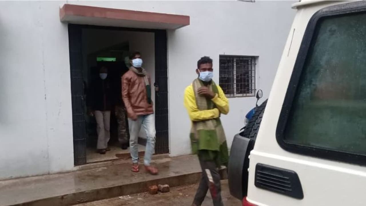 Paschim Medinipur: ঘরে ঘরে জ্বর হচ্ছে, 'ডাইনি' অপবাদে আদিবাসী প্রৌঢ়াকে মারধরের অভিযোগ Paschim Medinipur: ঘরে ঘরে জ্বর হচ্ছে, 'ডাইনি' অপবাদে আদিবাসী প্রৌঢ়াকে মারধরের অভিযোগ