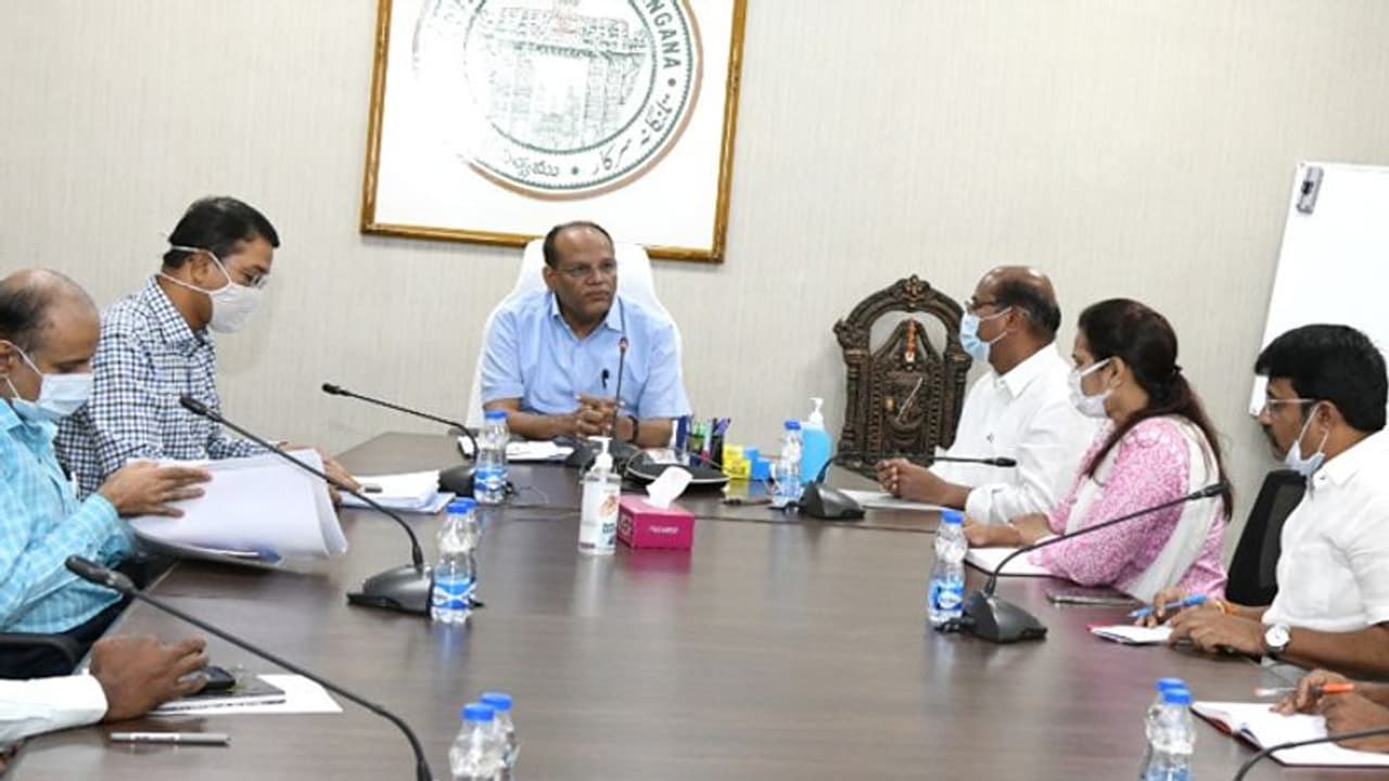 కొత్త జిల్లాలు.. జోన్ల ప్రకారమే ఉద్యోగుల విభజన: సీఎస్తో భేటీ అనంతరం టీజోవో, టీఎన్జీవో నేతలు కొత్త జిల్లాలు.. జోన్ల ప్రకారమే ఉద్యోగుల విభజన: సీఎస్తో భేటీ అనంతరం టీజోవో, టీఎన్జీవో నేతలు