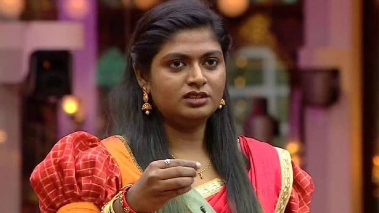 ஓட்டு வீட்டில் வசிக்கும் பிக்பாஸ் இசைவாணி... நேரில் சந்தித்த ஐக்கி சப்போர்ட் பண்ணுங்க என வீடியோவில் உருக்கம் ஓட்டு வீட்டில் வசிக்கும் பிக்பாஸ் இசைவாணி... நேரில் சந்தித்த ஐக்கி சப்போர்ட் பண்ணுங்க என வீடியோவில் உருக்கம்