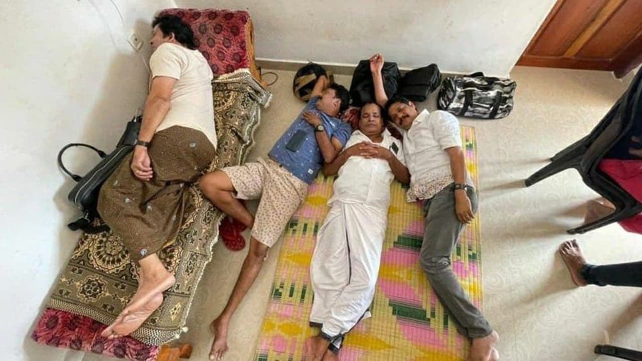 'വെള്ളപ്പൊക്ക ദുരിതാശ്വാസ ക്യാമ്പാണെന്ന് തോന്നണില്ലെ' : ഈ താരത്തെ മനസ്സിലായോ