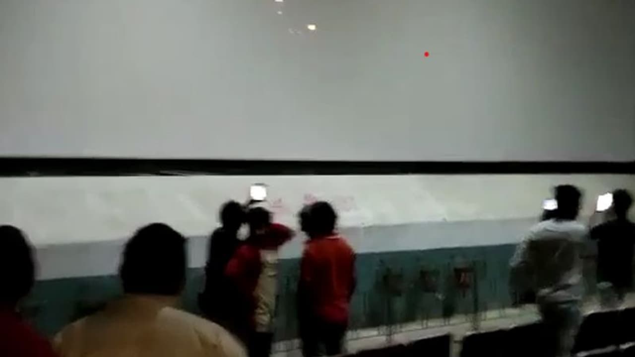 Akhanda Movie : అఖండ ప్రదర్శిస్తున్న థియేటర్లో అగ్నిప్రమాదం (వీడియో) Akhanda Movie : అఖండ ప్రదర్శిస్తున్న థియేటర్లో అగ్నిప్రమాదం (వీడియో)