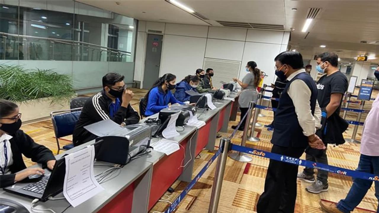 Omicron: दिल्ली हवाई अड्डे पर RT PCR जांच सुविधा देखने पहुंचे स्वास्थ्य मंत्री मनसुख मांडविया