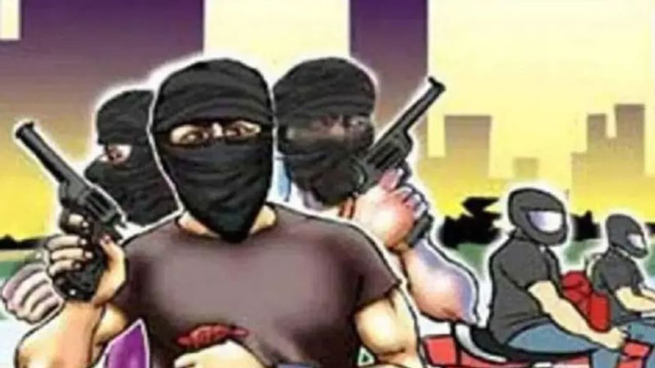 ಮುಸುಕುಧಾರಿಗಳಿಂದ ಮನೆಗೆ ನುಗ್ಗಿ ದರೋಡೆ: ಲಕ್ಷಾಂತರ ರು.ಮೌಲ್ಯದ ಚಿನ್ನಾಭರಣ ದೋಚಿ ಪರಾರಿ ಮುಸುಕುಧಾರಿಗಳಿಂದ ಮನೆಗೆ ನುಗ್ಗಿ ದರೋಡೆ: ಲಕ್ಷಾಂತರ ರು.ಮೌಲ್ಯದ ಚಿನ್ನಾಭರಣ ದೋಚಿ ಪರಾರಿ