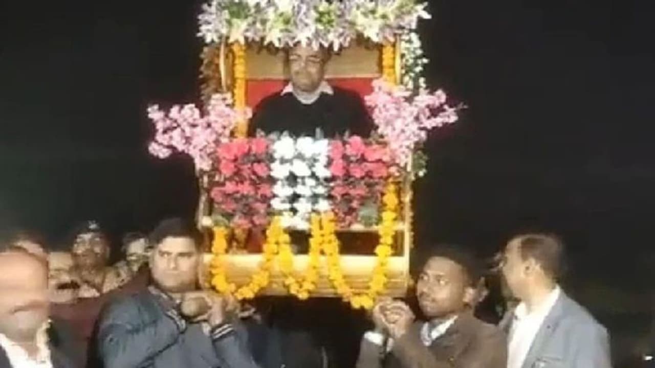 MP: SP के ट्रांसफर होने पर अनोखी विदाई, फूलों से सजी डोली में बैठाकर विदा किया, ढोल नगाड़ों पर नाचे पुलिसवाले