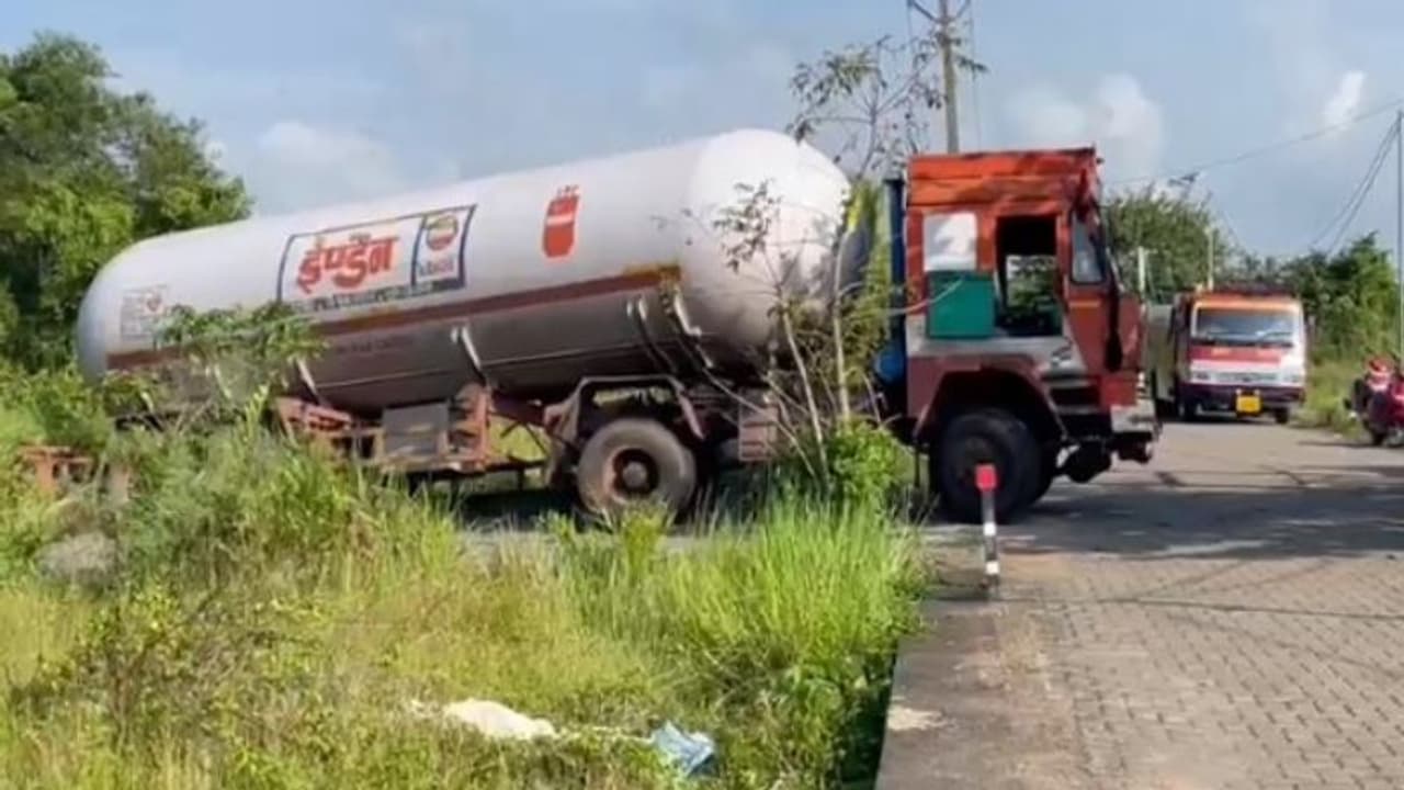 കൊച്ചിയിൽ ഗ്യാസ് ടാങ്കറിന് വഴിതെറ്റി, ചെളിയിൽ പുതഞ്ഞു; സമീപത്തെ സ്കൂളിന് അവധി നൽകി കൊച്ചിയിൽ ഗ്യാസ് ടാങ്കറിന് വഴിതെറ്റി, ചെളിയിൽ പുതഞ്ഞു; സമീപത്തെ സ്കൂളിന് അവധി നൽകി