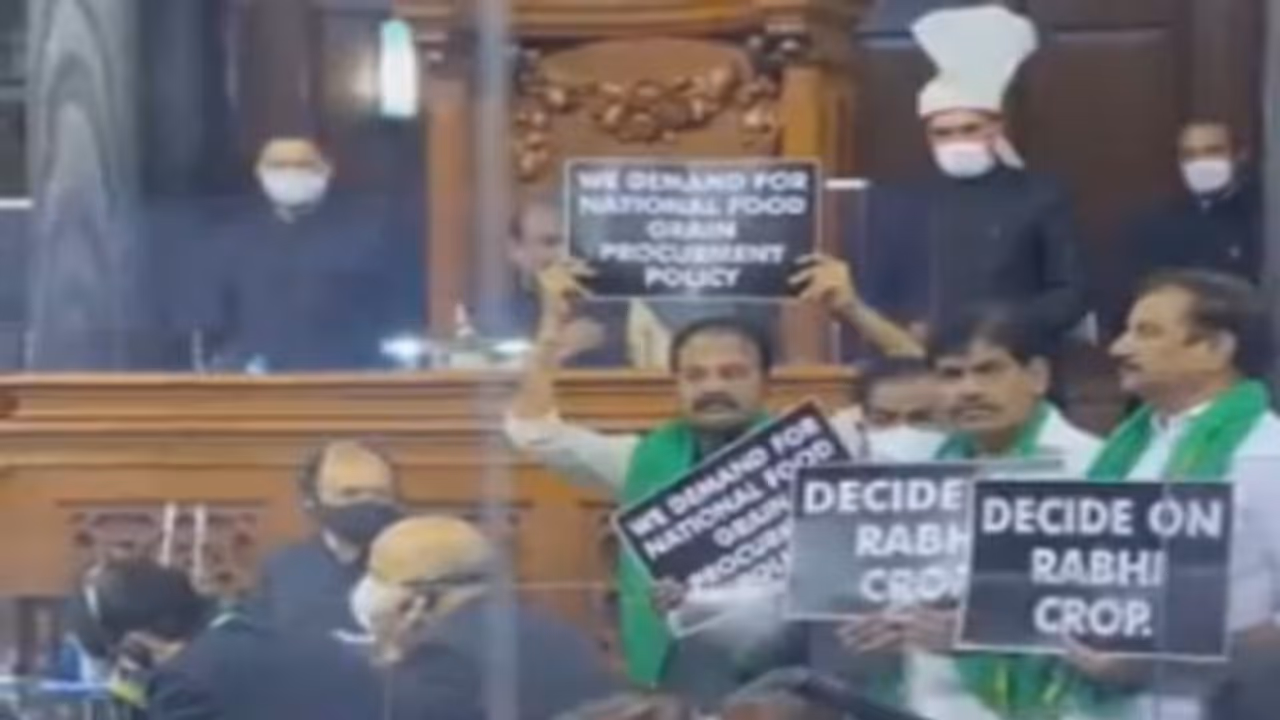 TRS: పార్లమెంట్ సమావేశాలను బహిష్కరించిన టీఆర్‌ఎస్.. కేంద్రంలో రైతు వ్యతిరేక ప్రభుత్వం ఉందంటూ ఫైర్..