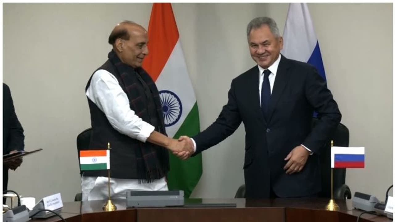Russia : ഇന്ത്യ റഷ്യ ആയുധക്കരാര്‍ ഒപ്പുവെച്ചു; റഷ്യയില്‍ നിന്ന് AK 203 തോക്കുകള്‍ വാങ്ങും