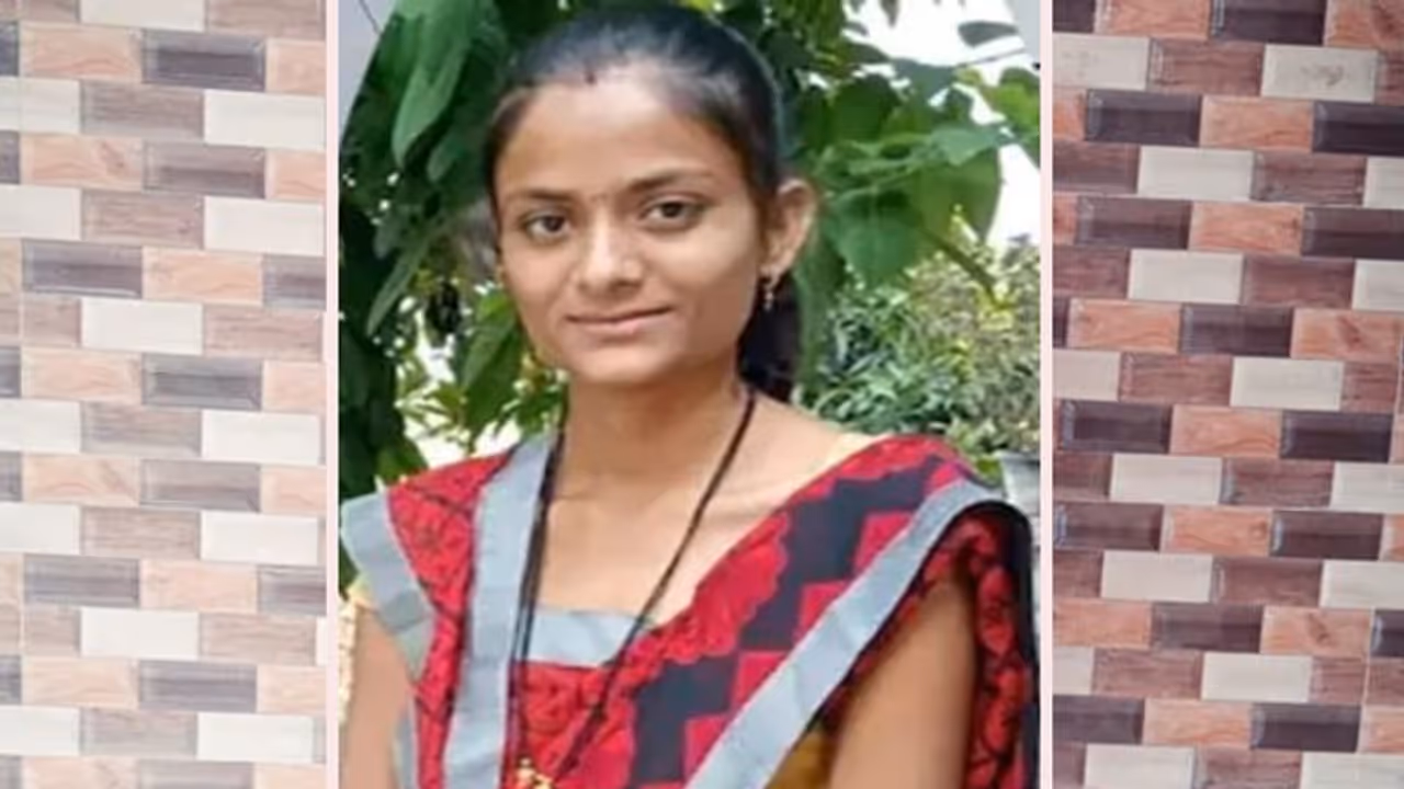 मां ने बेटे के साथ मिल काटी बेटी की गर्दन फिर कटे सिर के साथ ली सेल्फी, दहला देगा महाराष्ट्र का शॉकिंग क्राइम मां ने बेटे के साथ मिल काटी बेटी की गर्दन फिर कटे सिर के साथ ली सेल्फी, दहला देगा महाराष्ट्र का शॉकिंग क्राइम