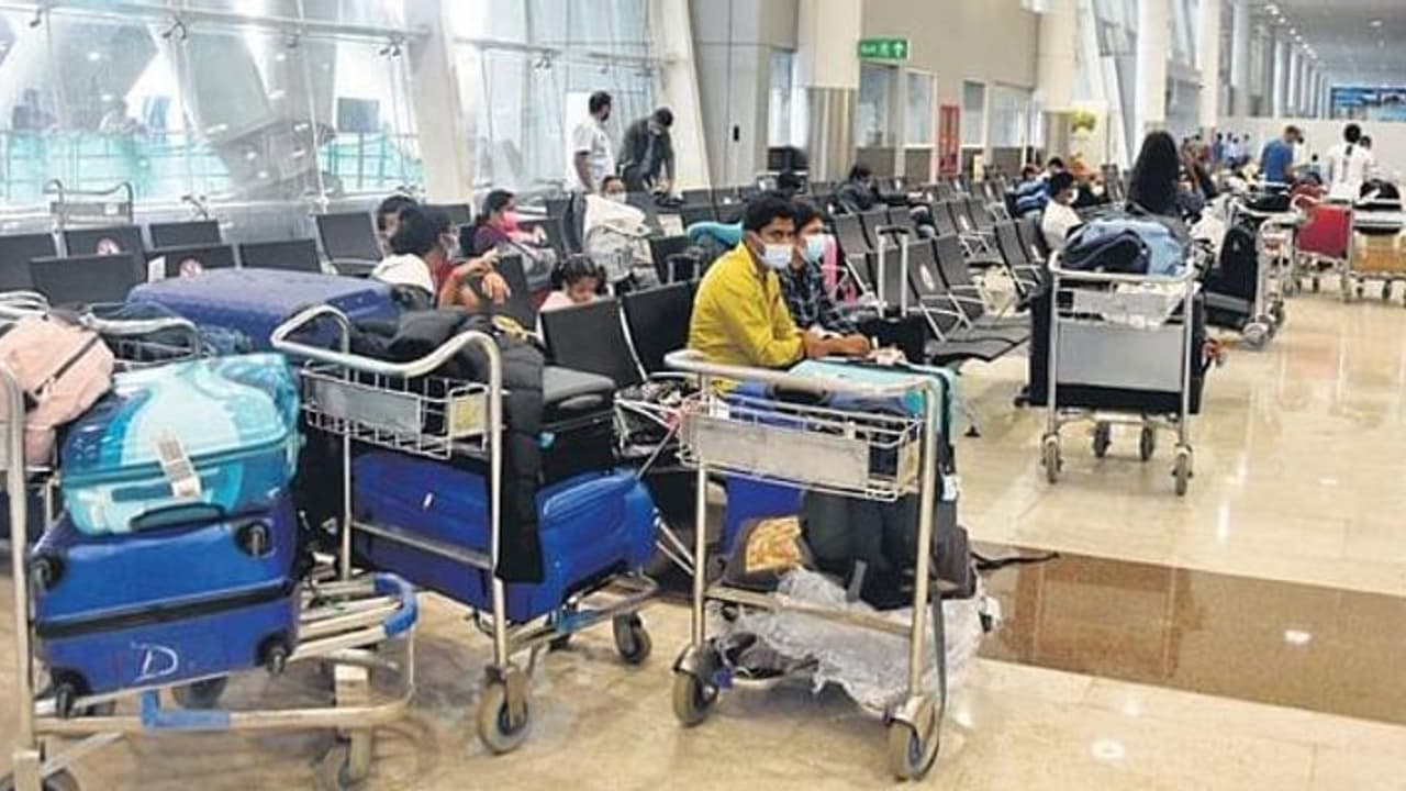 'শহর ছাড়বেন না, আগের অবস্থানে ফিরে যান', ইউক্রেনে ভারতীয়দের উদ্দেশ্য়ে কী বার্তা দূতাবাসের