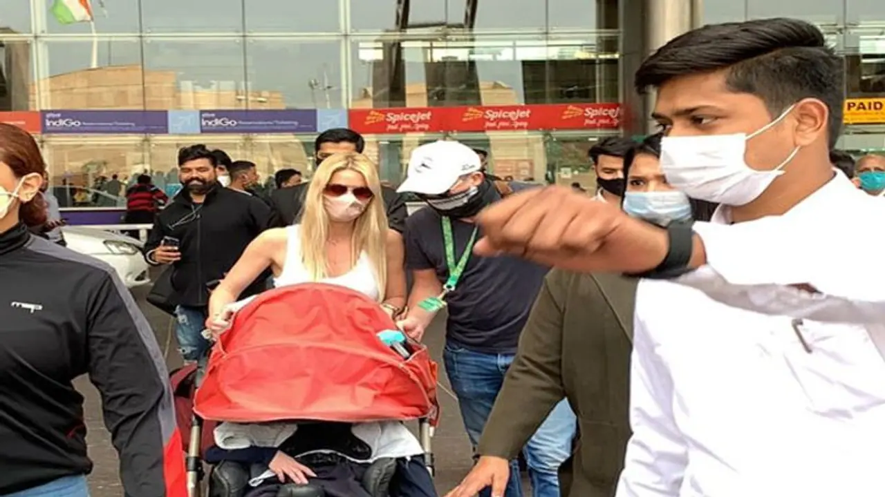 Katrina Kaif Vicky marriage: पिंक सिटी में लगने लगा सेलिब्रिटी का जमावड़ा, कैटरीना की बहन परिवार संग पहुंचीं Katrina Kaif Vicky marriage: पिंक सिटी में लगने लगा सेलिब्रिटी का जमावड़ा, कैटरीना की बहन परिवार संग पहुंचीं