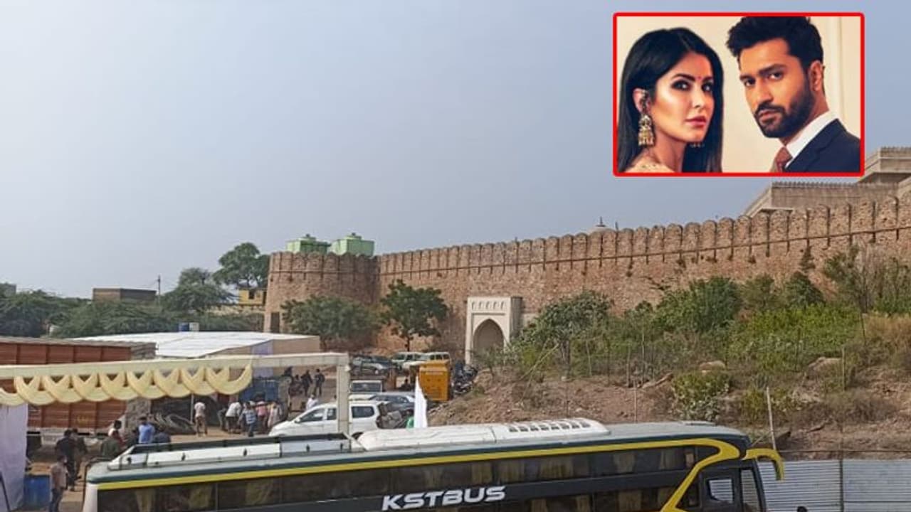Katrina Kaif Vicky Kaushal Wedding: सिक्स सेंसेस फोर्ट में बनाया गया स्वागत द्वार, सामने आई First Photo Katrina Kaif Vicky Kaushal Wedding: सिक्स सेंसेस फोर्ट में बनाया गया स्वागत द्वार, सामने आई First Photo