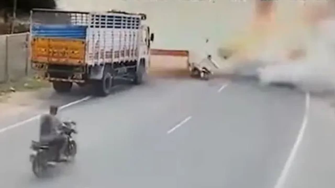 Fact Check:क्या चलते चलते बैटरी वाले स्कूटर में ब्लास्ट हो गया, जानें वायरल वीडियो का पूरा सच Fact Check:क्या चलते चलते बैटरी वाले स्कूटर में ब्लास्ट हो गया, जानें वायरल वीडियो का पूरा सच