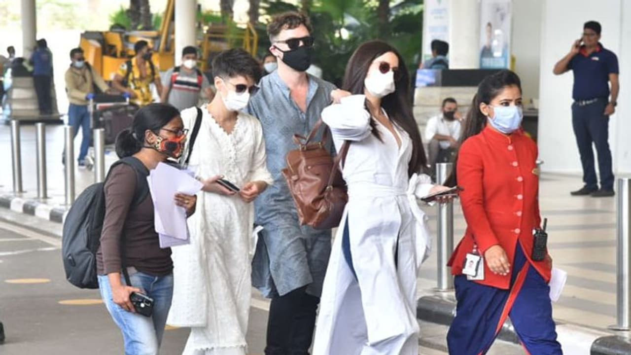 Katrina Kaif Vicky Kaushal Wedding: शादी में शामिल होने रवाना हुए दुल्हनिया के भाई बहन, यहां आए नजर Katrina Kaif Vicky Kaushal Wedding: शादी में शामिल होने रवाना हुए दुल्हनिया के भाई बहन, यहां आए नजर