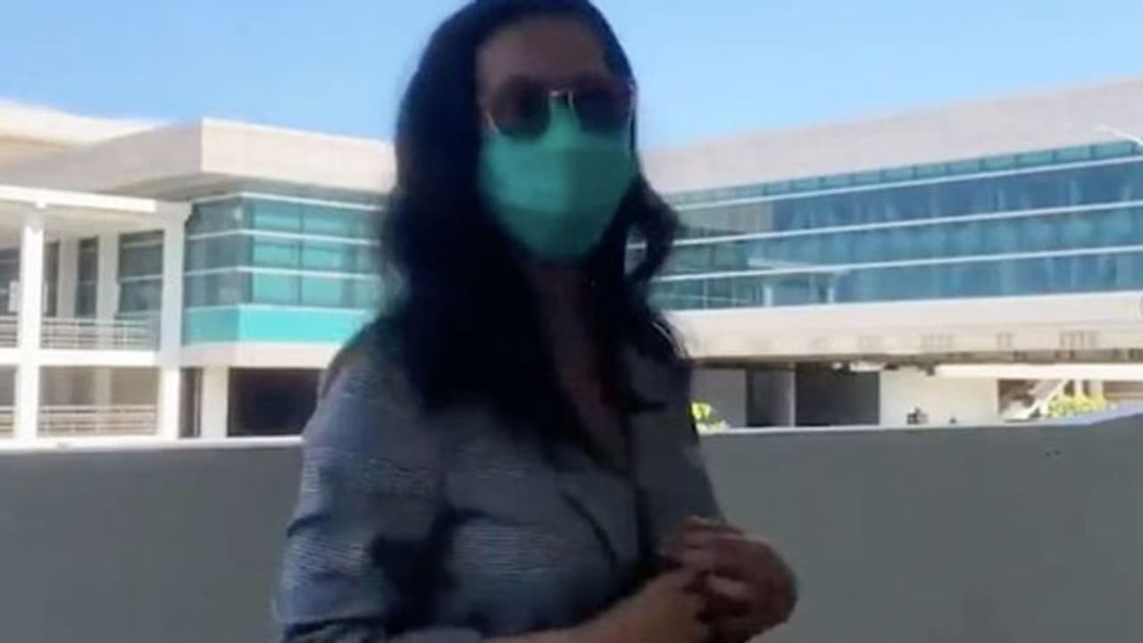 एयरपोर्ट पार्किंग में मॉडल ने नग्न होकर कराया फोटोशूट, वीडियो वायरल हुआ तो पुलिस ने ऐसे सिखाया सबक एयरपोर्ट पार्किंग में मॉडल ने नग्न होकर कराया फोटोशूट, वीडियो वायरल हुआ तो पुलिस ने ऐसे सिखाया सबक