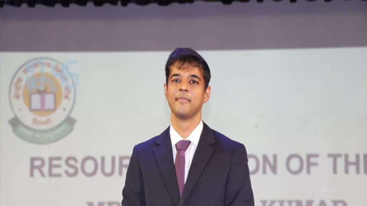 రూ.29లక్షల ప్యాకేజీ ఉద్యోగాన్ని వదిలి.. యూపీఎస్సీలో 55వ ర్యాంకు సాధించి..!