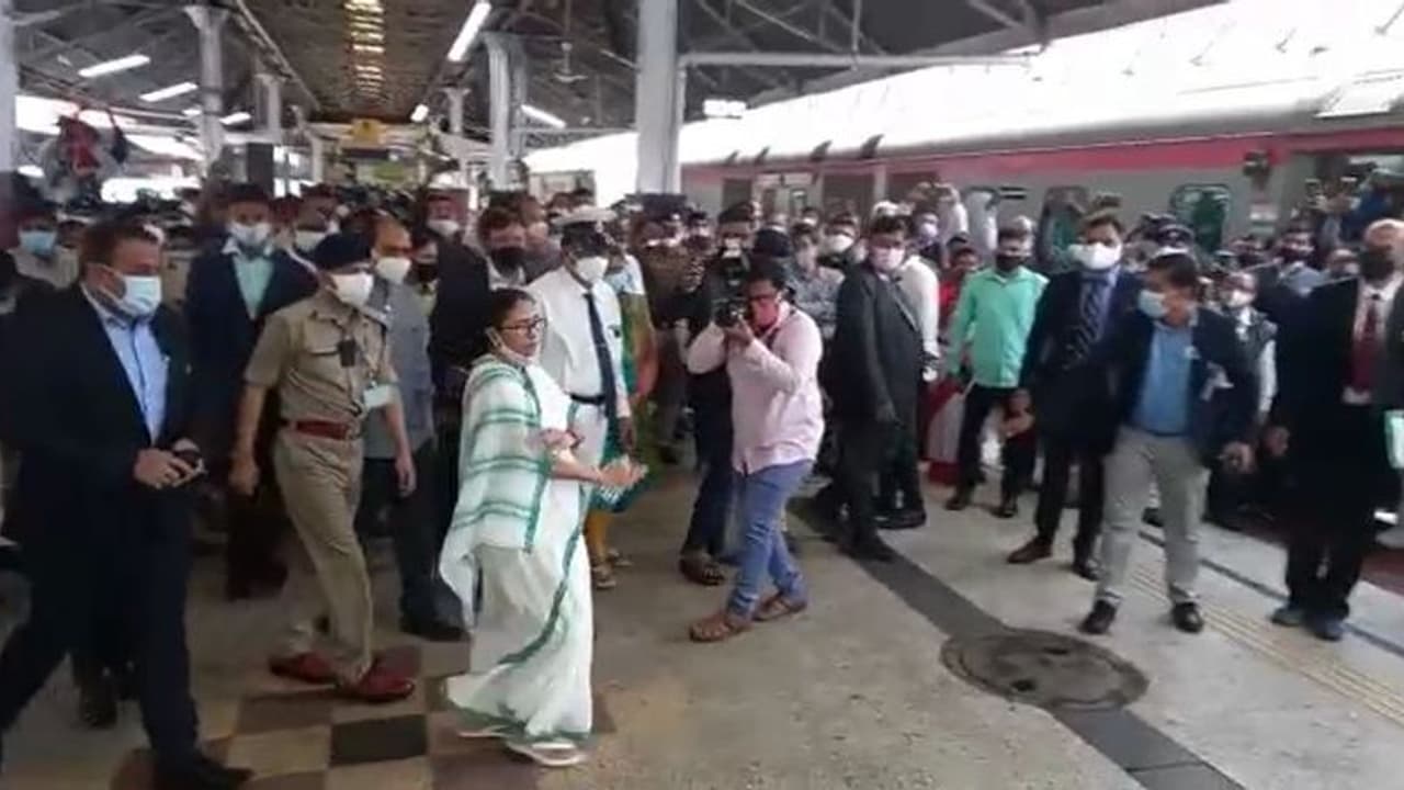 Mamata Banerjee: আবহাওয়া খারাপ, ট্রেনেই মালদহ রওনা দিলেন মমতা Mamata Banerjee: আবহাওয়া খারাপ, ট্রেনেই মালদহ রওনা দিলেন মমতা