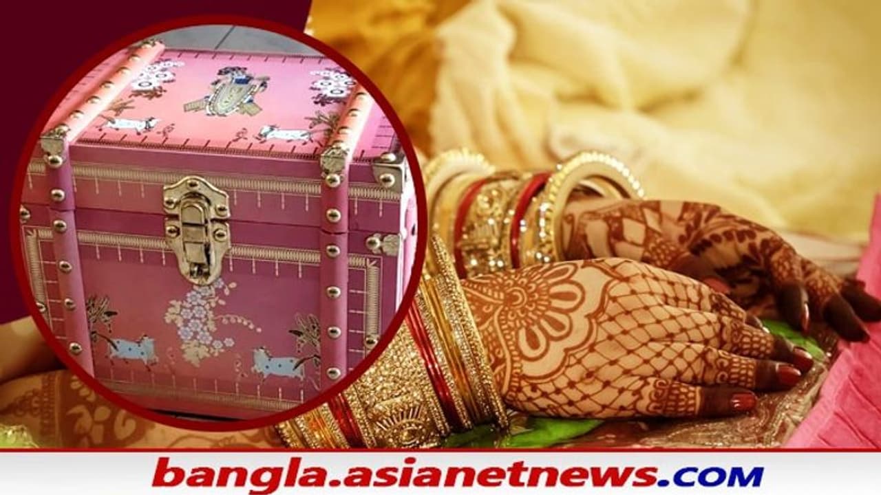 Precious Wedding Cards: তাক লাগান ৪ কেজির বিয়ের কার্ড, রাজকীয় বিয়ের আসর উধম প্যালেসে Precious Wedding Cards: তাক লাগান ৪ কেজির বিয়ের কার্ড, রাজকীয় বিয়ের আসর উধম প্যালেসে