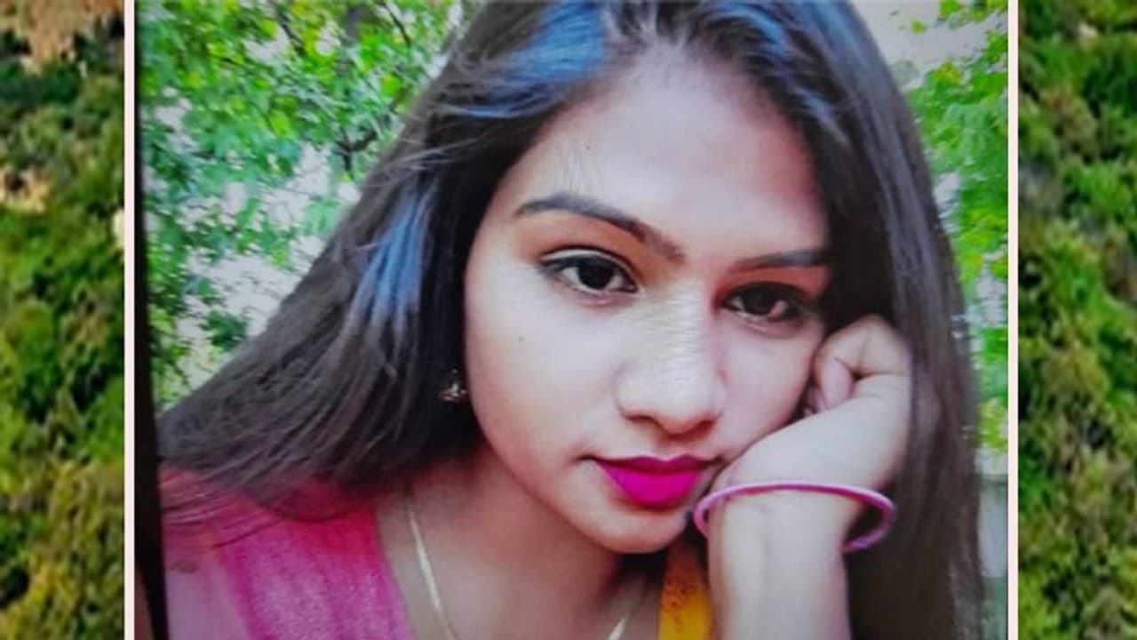 भोपाल में लेडी डॉक्टर ने फांसी लगाकर की आत्महत्या, मरने से पहले सुसाइड नोट में किसी के लिए लिखा आई लव यू भोपाल में लेडी डॉक्टर ने फांसी लगाकर की आत्महत्या, मरने से पहले सुसाइड नोट में किसी के लिए लिखा आई लव यू