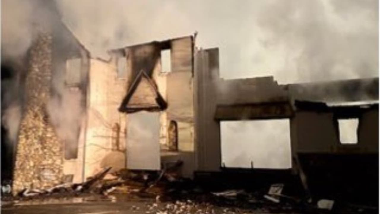 Snake : പാമ്പിനെ ഓടിക്കാൻ തീയിട്ടു, 13 കോടി രൂപയുടെ വീട് കത്തി നശിച്ചു...!