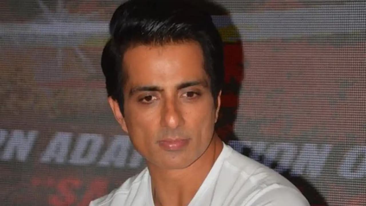 मुश्किल में 'गरीबों के मसीहा': BMC ने सोनू सूद को फिर भेजा नोटिस, तो एक्टर ने यूं दिया जवाब मुश्किल में 'गरीबों के मसीहा': BMC ने सोनू सूद को फिर भेजा नोटिस, तो एक्टर ने यूं दिया जवाब