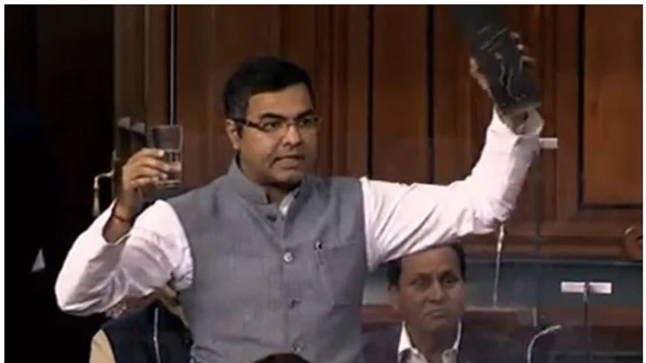 BJP MP : പാര്ലമെന്റില് മദ്യകുപ്പിയും ഗ്ലാസുമായി ബിജെപി എംപി; പ്രതിഷേധത്തിന് പിന്നില് BJP MP : പാര്ലമെന്റില് മദ്യകുപ്പിയും ഗ്ലാസുമായി ബിജെപി എംപി; പ്രതിഷേധത്തിന് പിന്നില്