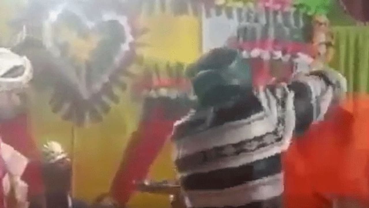 गोरखपुर: प्रेमिका की शादी में पहुंचा प्रेमी, दूल्हे के सामने भर दिया दुल्हन की मांग में सिंदूर गोरखपुर: प्रेमिका की शादी में पहुंचा प्रेमी, दूल्हे के सामने भर दिया दुल्हन की मांग में सिंदूर