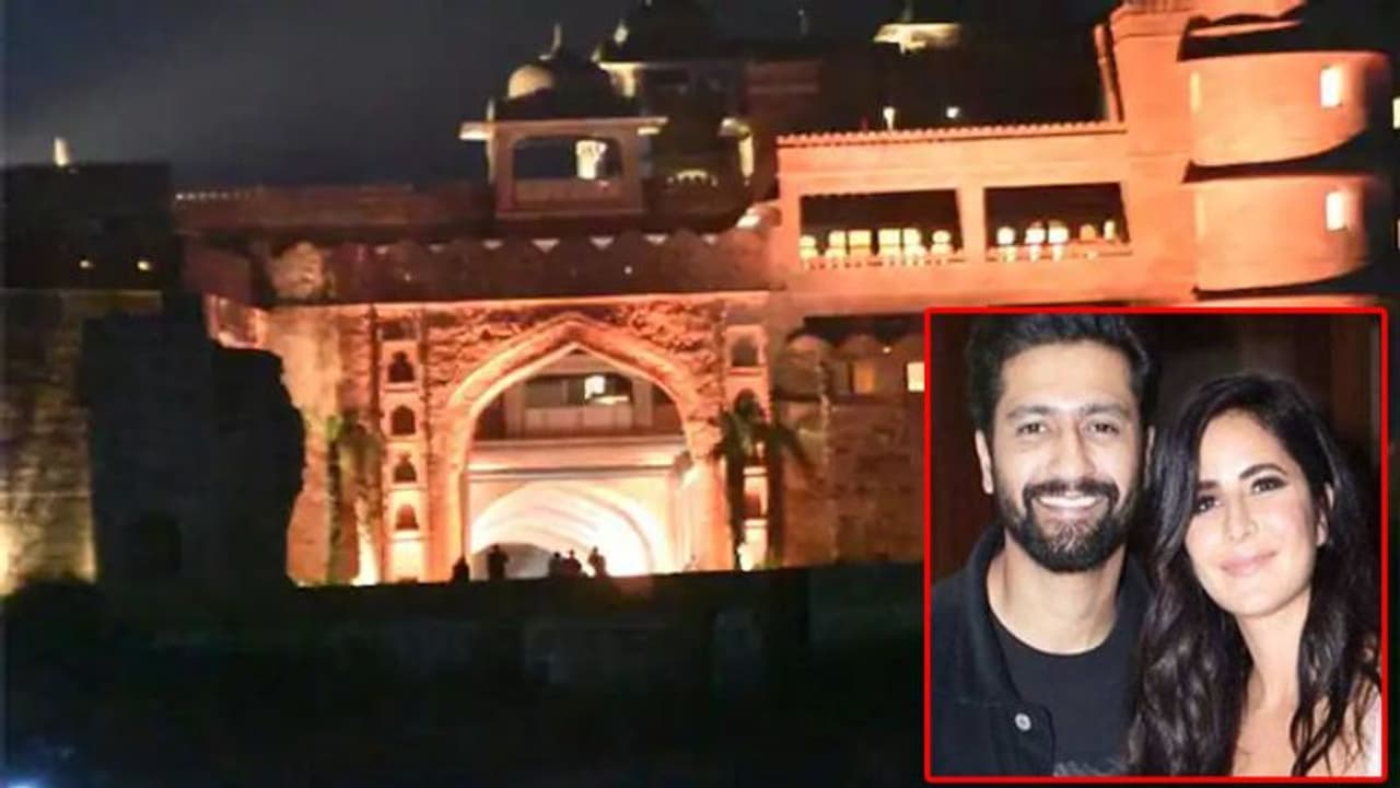 Katrina Kaif Vicky Kaushal Wedding: आतिशबाजी, फूलों की बारिश और तिलक लगाकर हुआ दूल्हा दुल्हन का वेलकम Katrina Kaif Vicky Kaushal Wedding: आतिशबाजी, फूलों की बारिश और तिलक लगाकर हुआ दूल्हा दुल्हन का वेलकम
